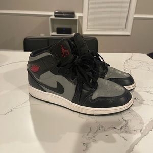 Air Jordan 1 Mid GS Shadow size 5.5Y